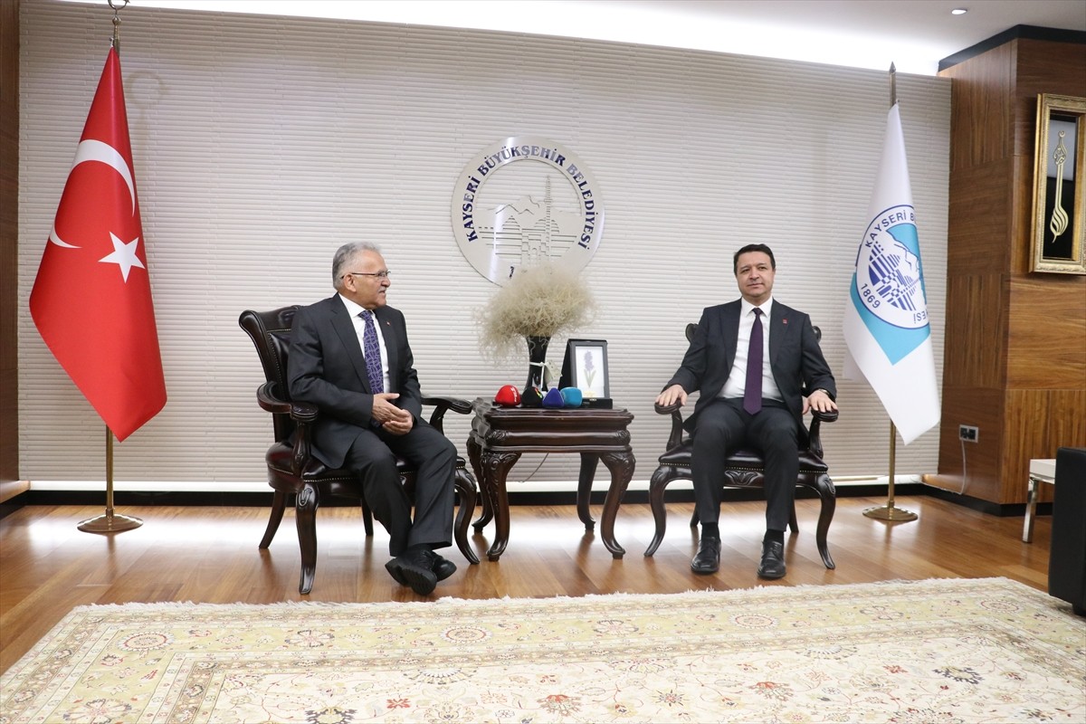 Saadet Partisi Genel Başkanı Mahmut Arıkan (sağda), Kayseri Büyükşehir Belediye Başkanı Memduh...