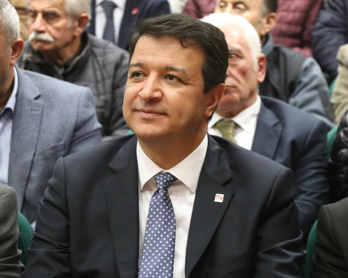 Saadet Partisi Genel Başkanı Mahmut Arıkan (sol 2), partisinin Ardeşen Belediyesi Kültür...