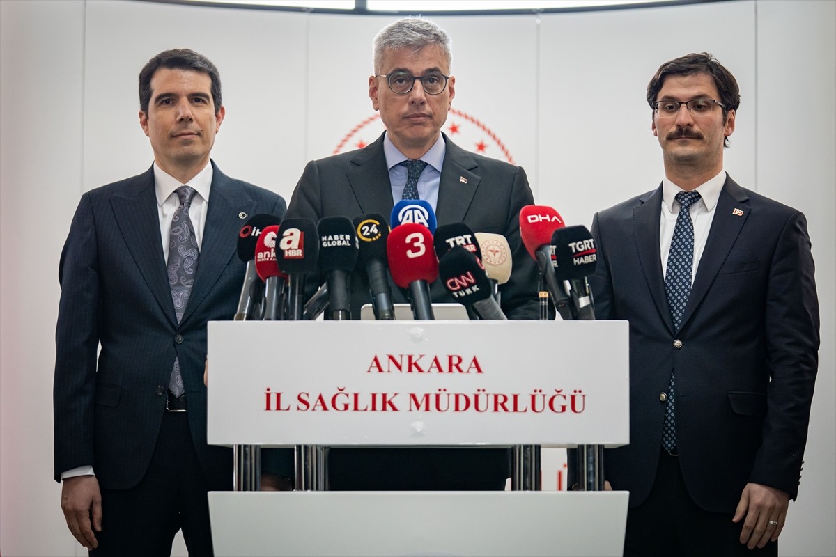 Sağlık Bakanı Kemal Memişoğlu (ortada), Çankaya Çayyolu Eğitim Aile Sağlığı Merkezinde altı...