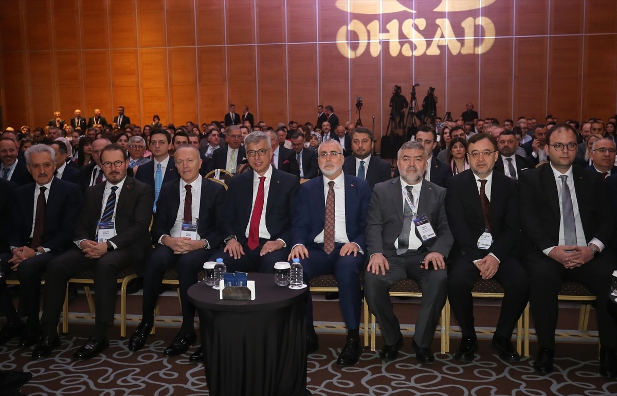 Sağlık Bakanı Kemal Memişoğlu (sol 4) ve Çalışma ve Sosyal Güvenlik Bakanı Vedat Işıkhan (sağ 4)...