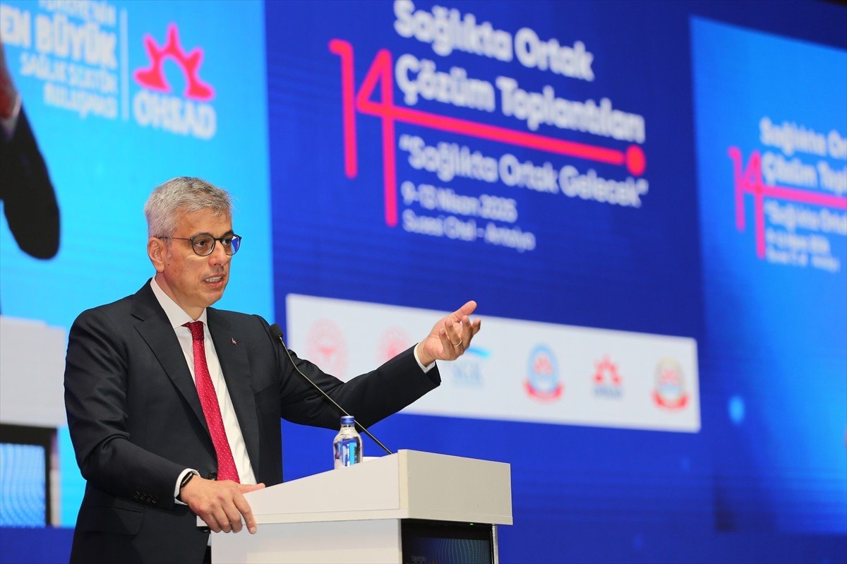 Sağlık Bakanı Kemal Memişoğlu (sol 4) ve Çalışma ve Sosyal Güvenlik Bakanı Vedat Işıkhan (sağ 4)...