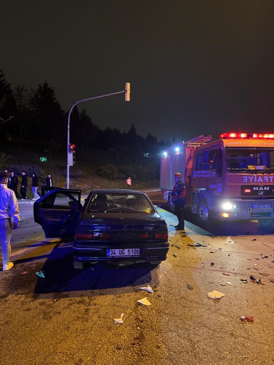 Sakarya'nın Adapazarı ilçesinde iki otomobilin çarpışması sonucu 1'i ağır 7 kişi...