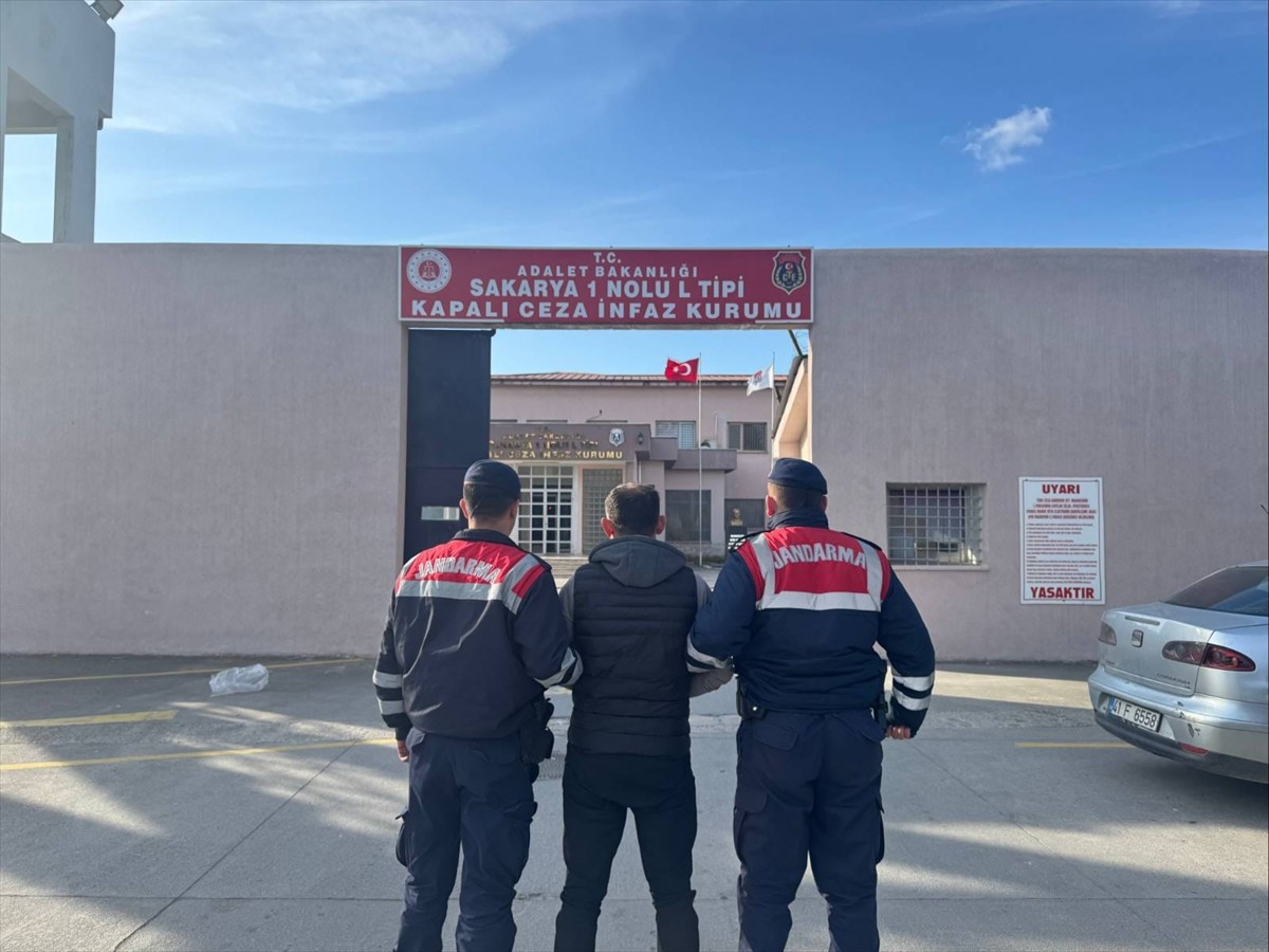 Sakarya'nın Sapanca ilçesinde 6 ruhsatsız silah ele geçirilen operasyonda, 2 zanlı tutuklandı.