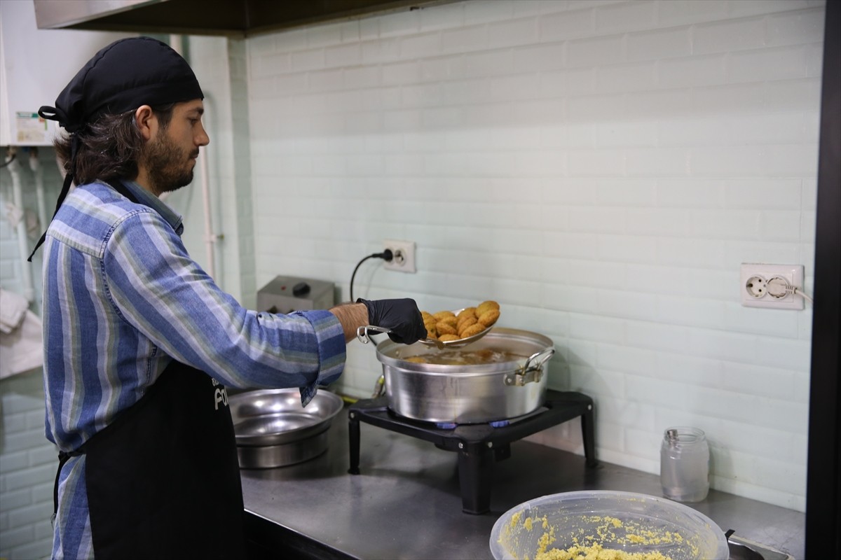 Sakarya'nın Serdivan ilçesinde Orta Doğu mutfağına ait falafel satışı yapan işletmeci, bir günlük...