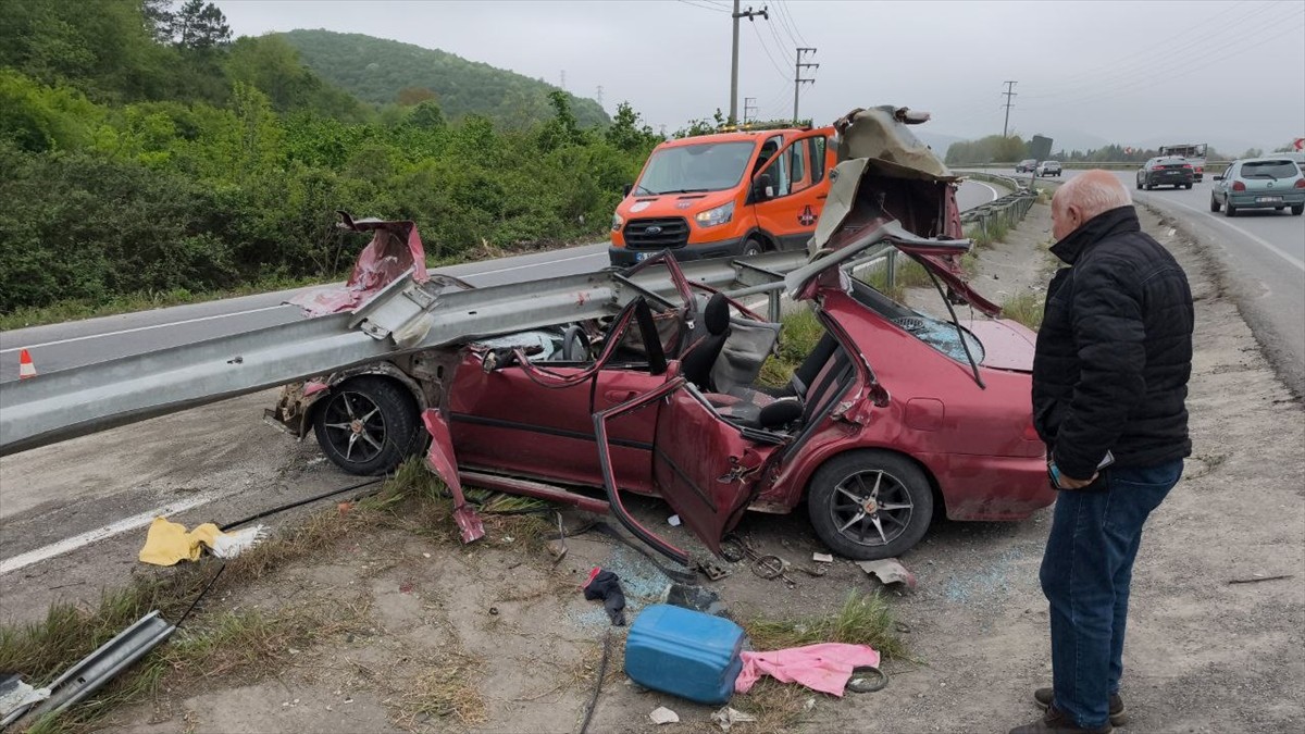 Sakarya'nın Söğütlü ilçesinde bariyerlere saplanan otomobildeki 2 kişi ağır yaralandı.