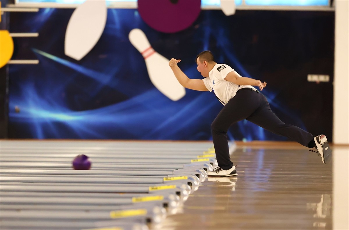 Samsun'da düzenlenen Gençler Avrupa Bowling Şampiyonası sürüyor.