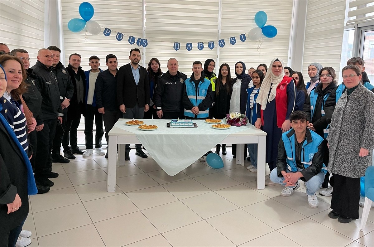 Samsun'un Alaçam ilçesinde kavga ihbarı üzerine olay yerine giden polislere, öğrenciler tarafından...