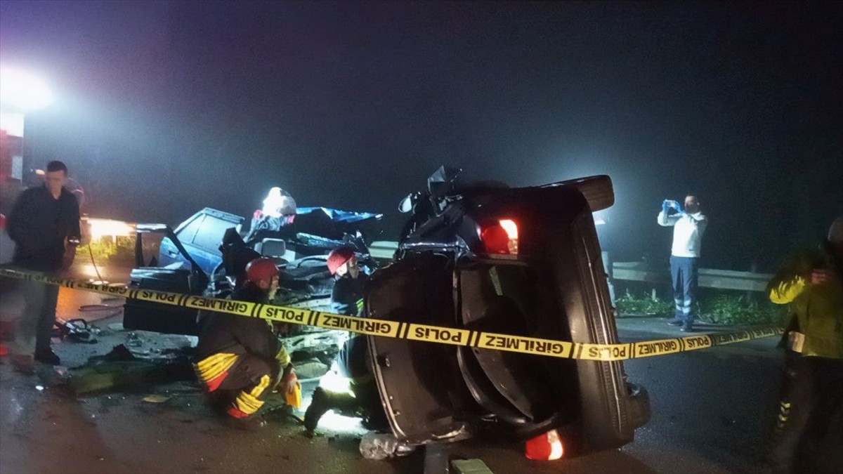 Samsun'un Çarşamba ilçesinde iki otomobilin çarpışması sonucu 5 kişi yaşamını yitirdi.