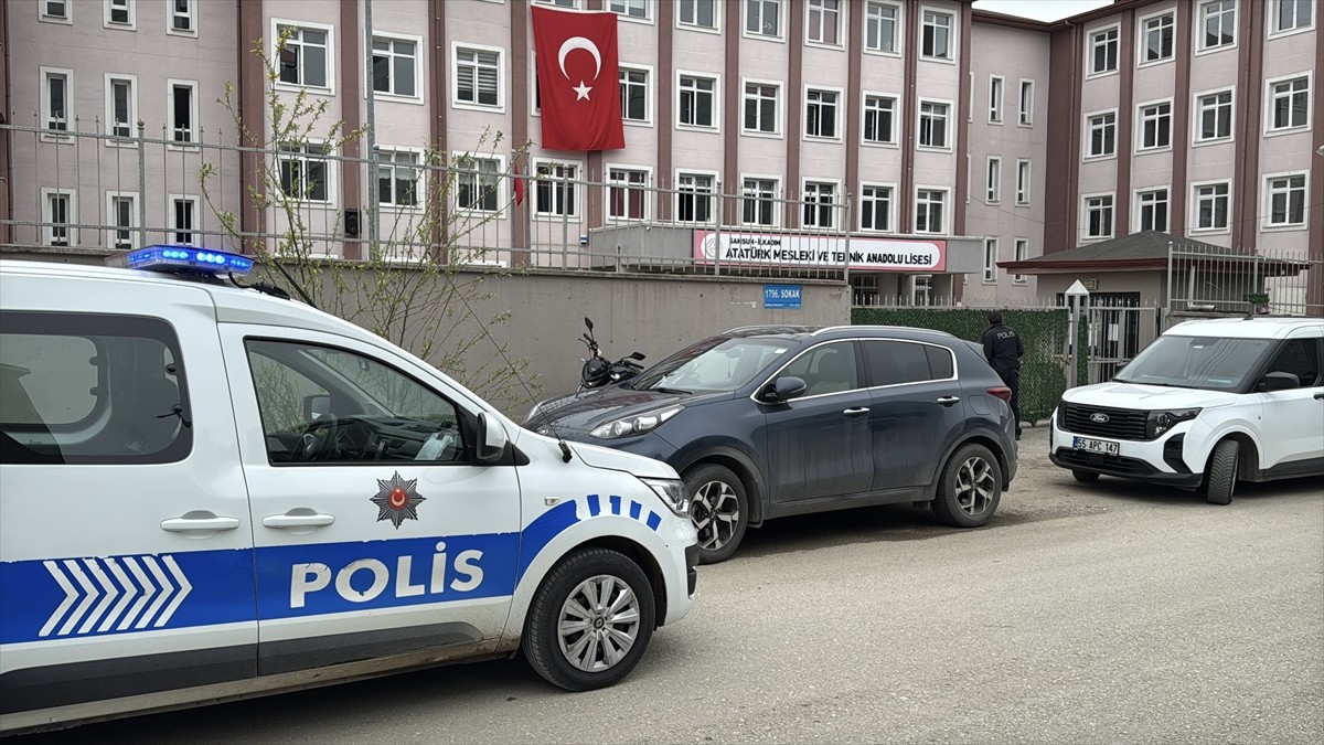 Samsun'un İlkadım ilçesinde daha önce bir öğrenciyi bıçakla yaralayan çocuk öğretmeni darbetti....