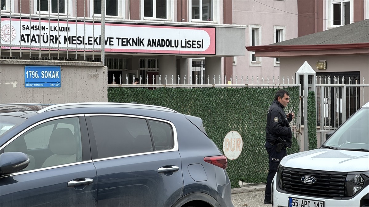 Samsun'un İlkadım ilçesinde daha önce bir öğrenciyi bıçakla yaralayan çocuk öğretmeni darbetti....
