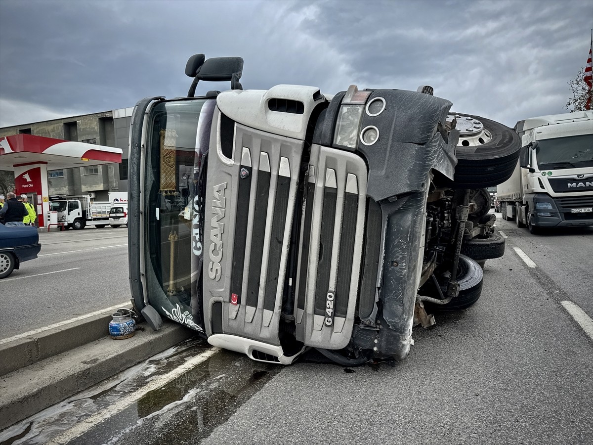Samsun'un Tekkeköy ilçesinde tırın devrilmesi sonucu sürücü yaralandı. Kaza nedeniyle Samsun-Ordu...