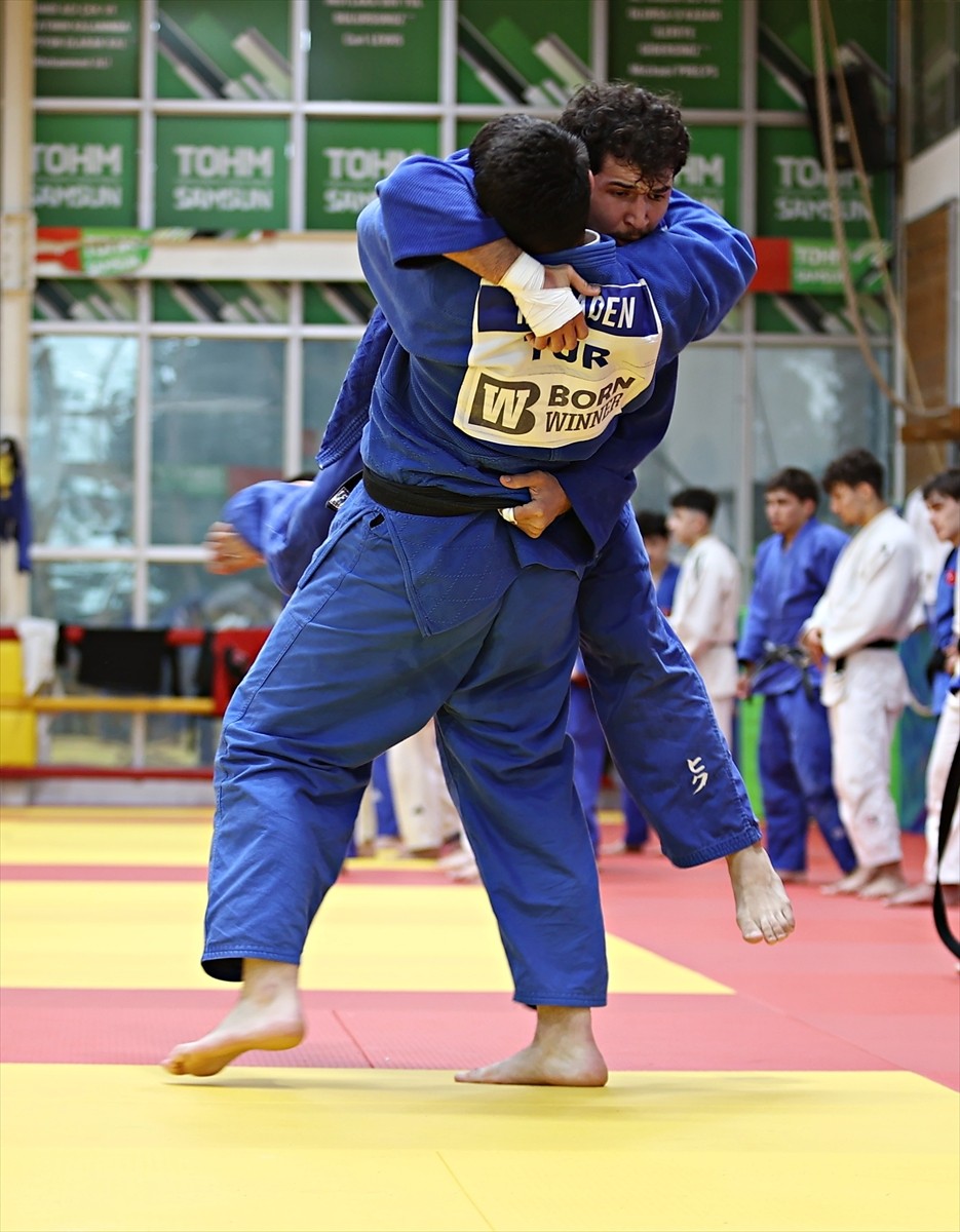 Samsun’daki Türkiye Olimpiyat Hazırlık Merkezi'nde (TOHM), ümit ve genç milli judocular, ulusal ve...