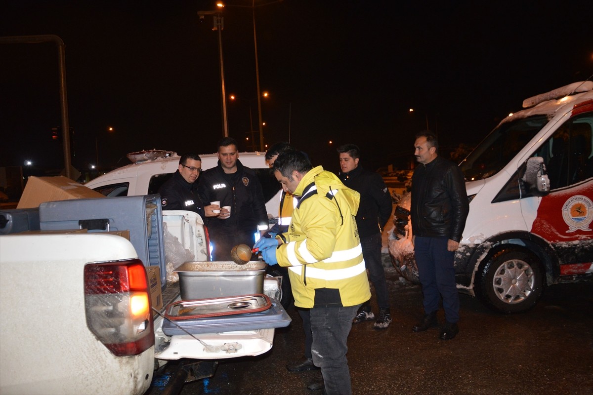 Samsun Valiliği ve Büyükşehir Belediyesi ekipleri, kar yağışı ve kazalar nedeniyle ulaşıma kapanan...