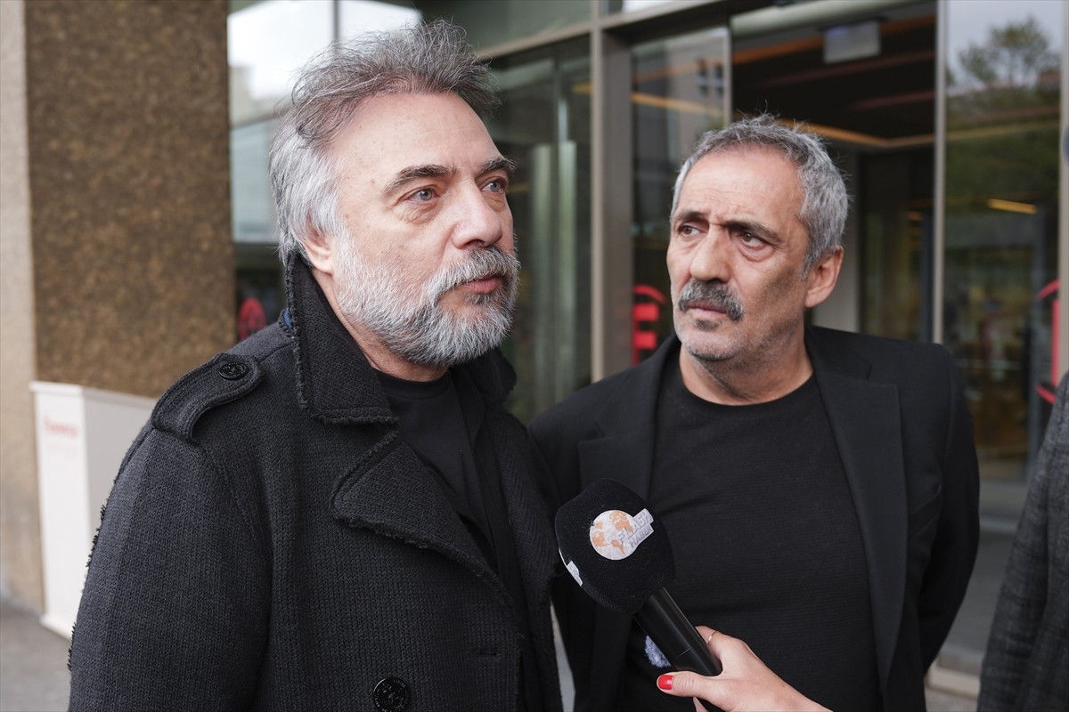 Sanatçılar Yavuz Bingöl (sağda) ve Oktay Kaynarca (solda), TBMM Başkanvekili ve DEM Parti İstanbul...