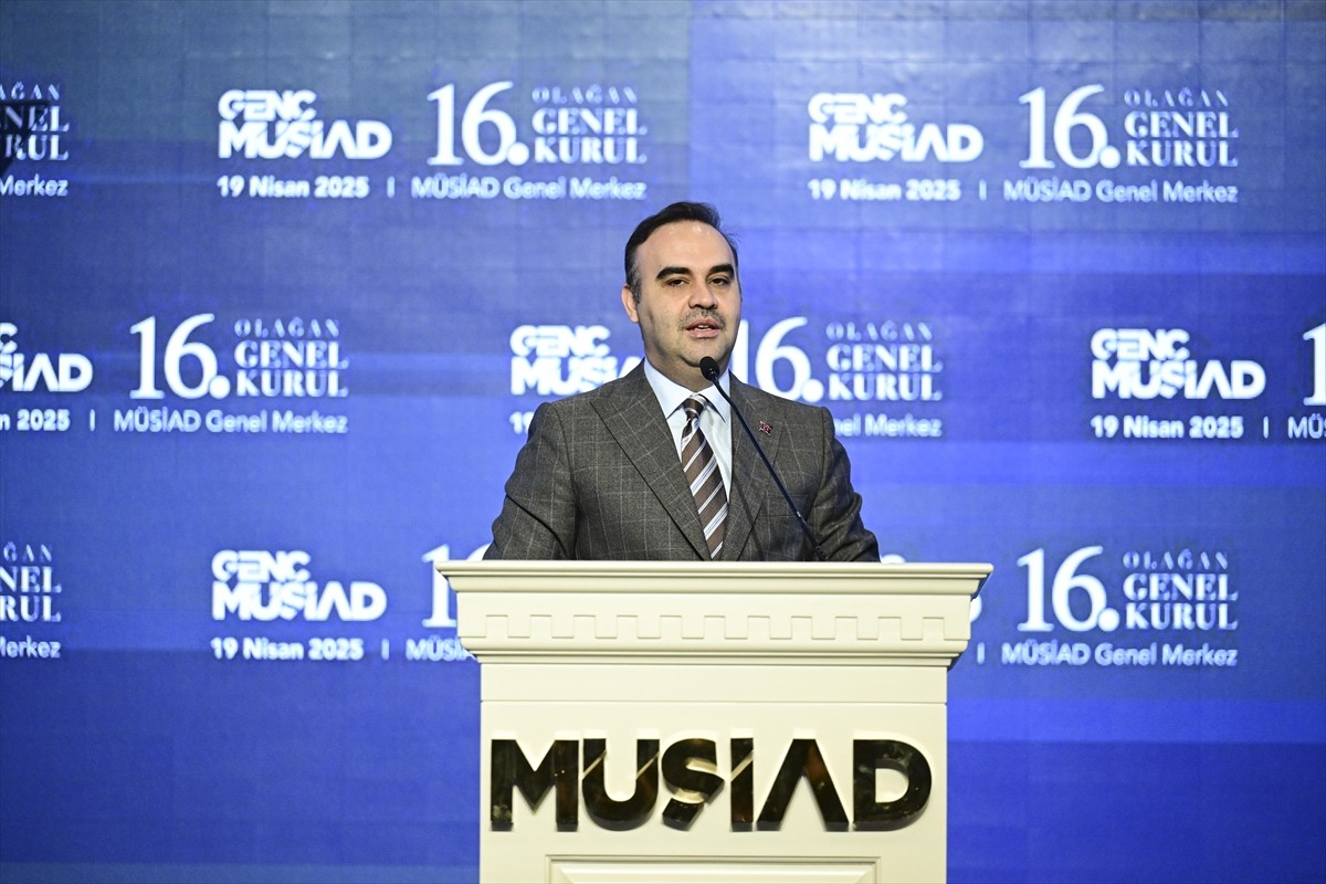 Sanayi ve Teknoloji Bakanı Mehmet Fatih Kacır, Genç MÜSİAD'ın 16. Olağan Genel Kurulu'na katılarak...