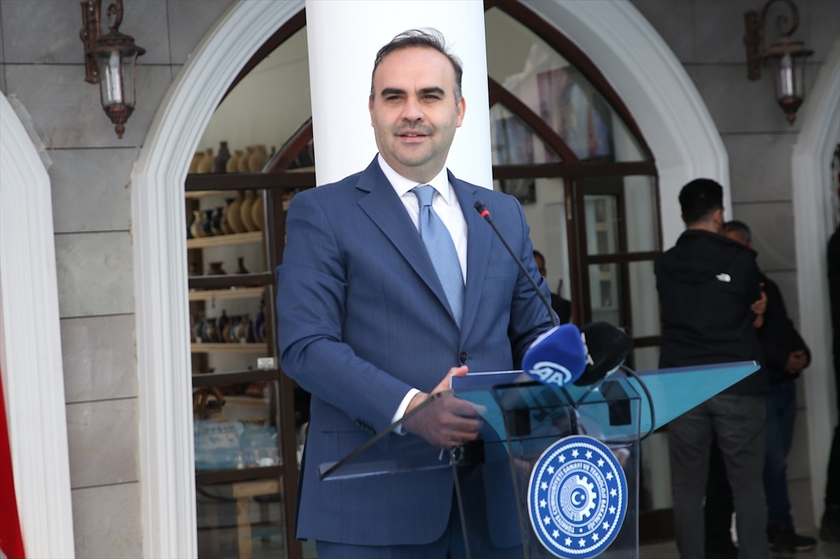 Sanayi ve Teknoloji Bakanı Mehmet Fatih Kacır, Van'daki programları kapsamında İpekyolu...