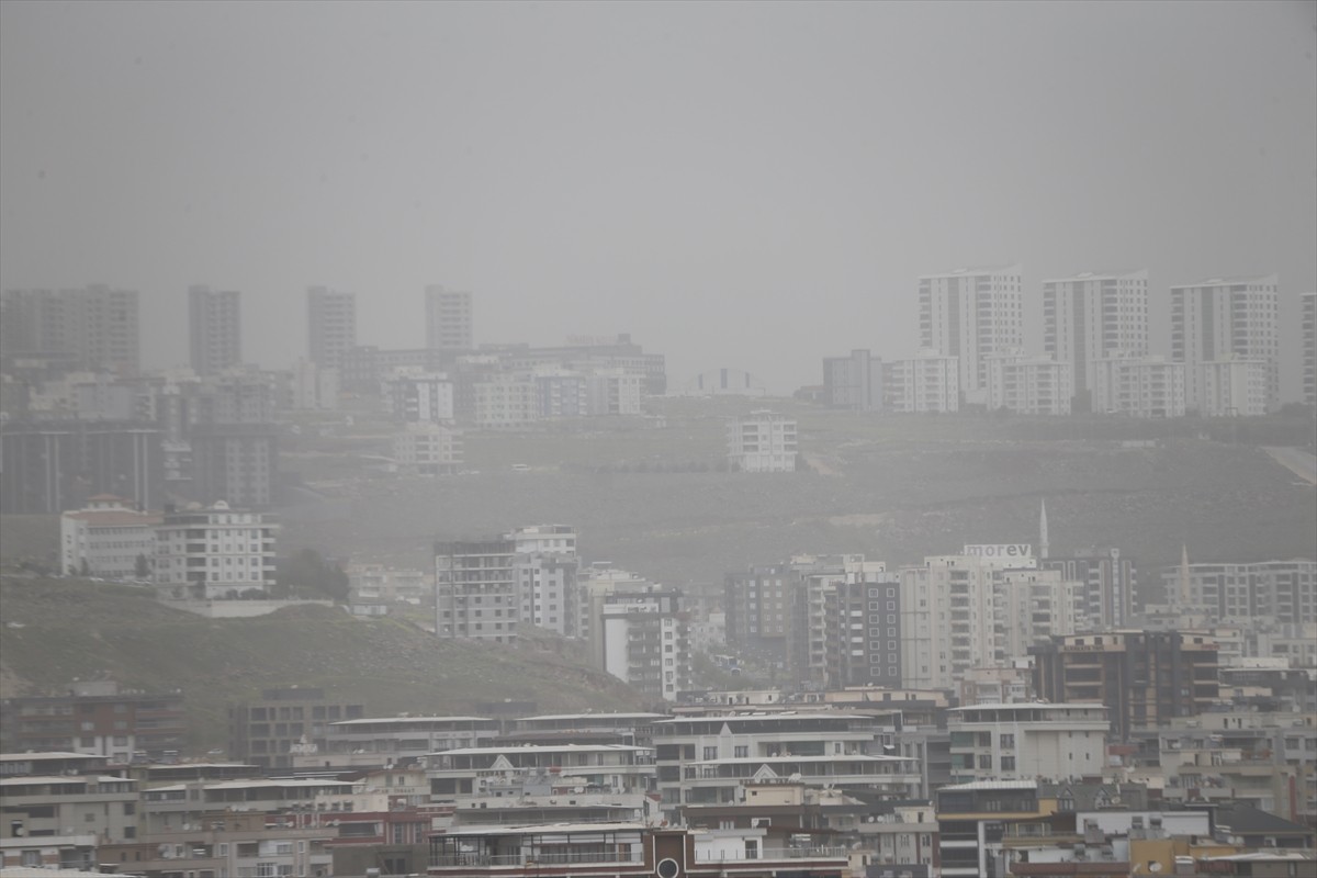 Şanlıurfa'da toz taşınımı hayatı olumsuz etkiliyor. Toz bulutu nedeniyle görüş mesafesi...