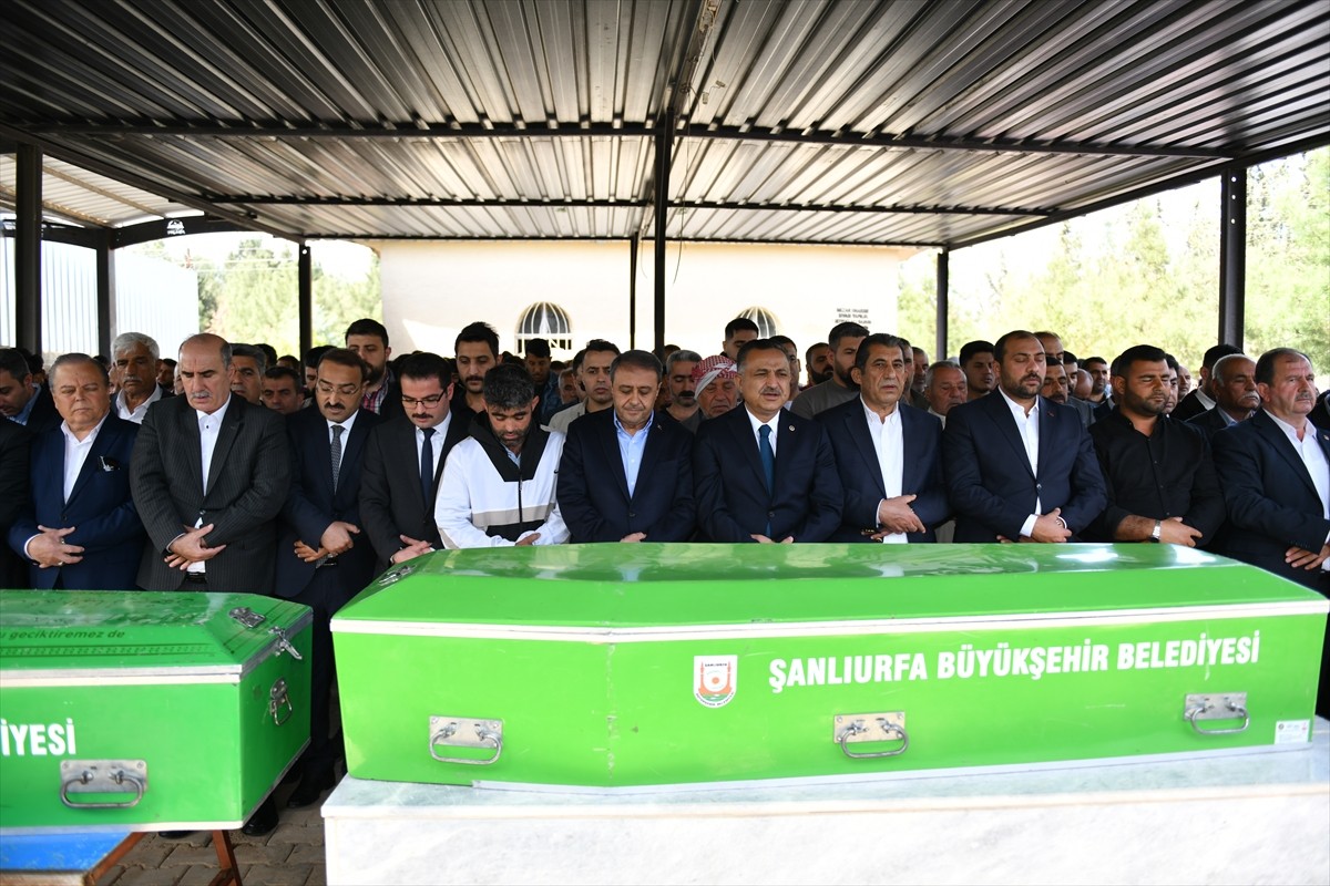  Şanlıurfa'nın Ceylanpınar ilçesindeki kanalizasyon çalışması sırasında kayan toprağın altında...