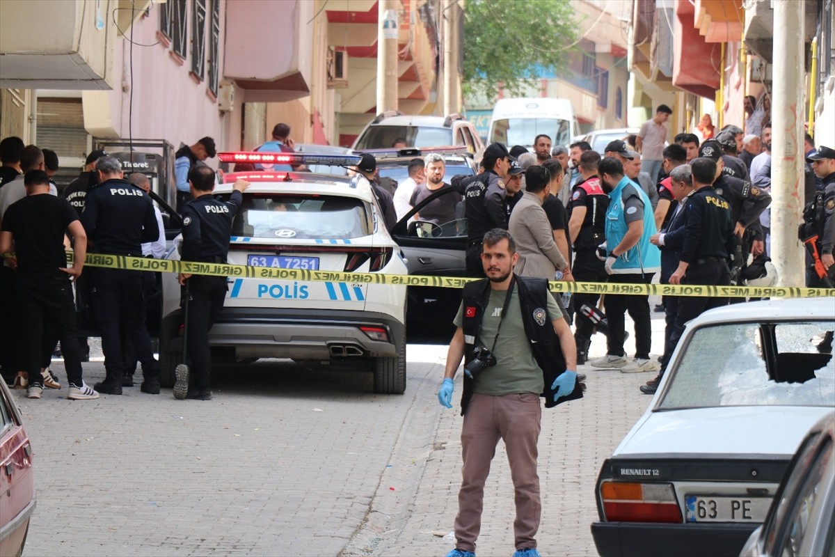 Şanlıurfa'nın Eyyübiye ilçesinde komşular arasında çıkan taşlı sopalı kavgada 5 kişi yaralandı....