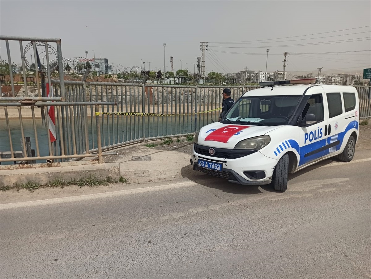Şanlıurfa'nın Haliliye ilçesinde sulama kanalında erkek cesedi bulundu. Olay yerine polis ekipleri...