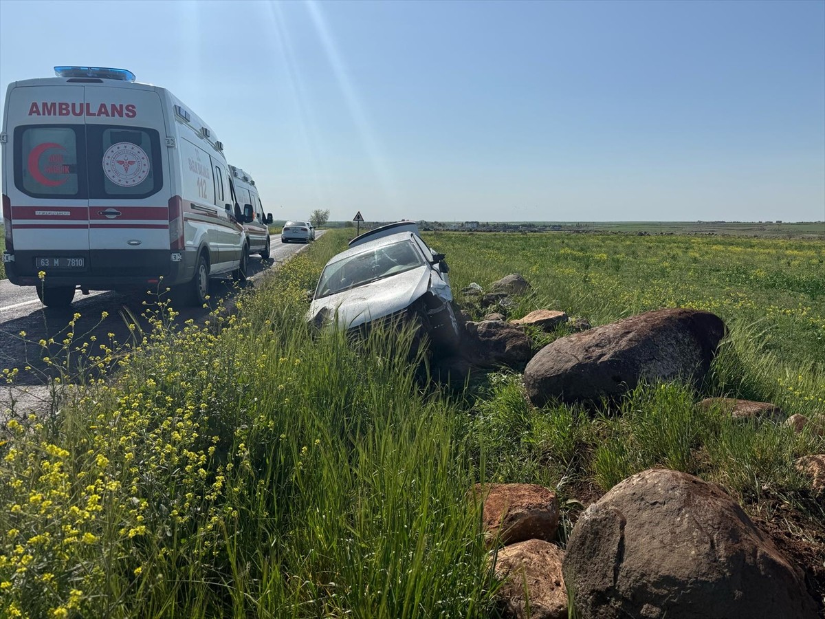 Şanlıurfa'nın Siverek ilçesinde yoldan çıkan otomobilin kayalara çarpması sonucu 4 kişi yaralandı....