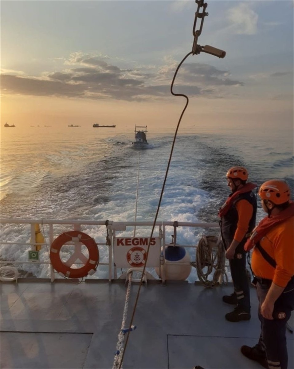 Sarıyer açıklarında makine arızası nedeniyle sürüklenen tekne kurtarılarak, Rumeli Feneri'ne...