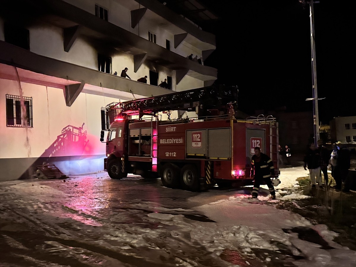 Siirt'te bir terlik fabrikasında çıkan yangın, itfaiye ekiplerinin müdahalesiyle...