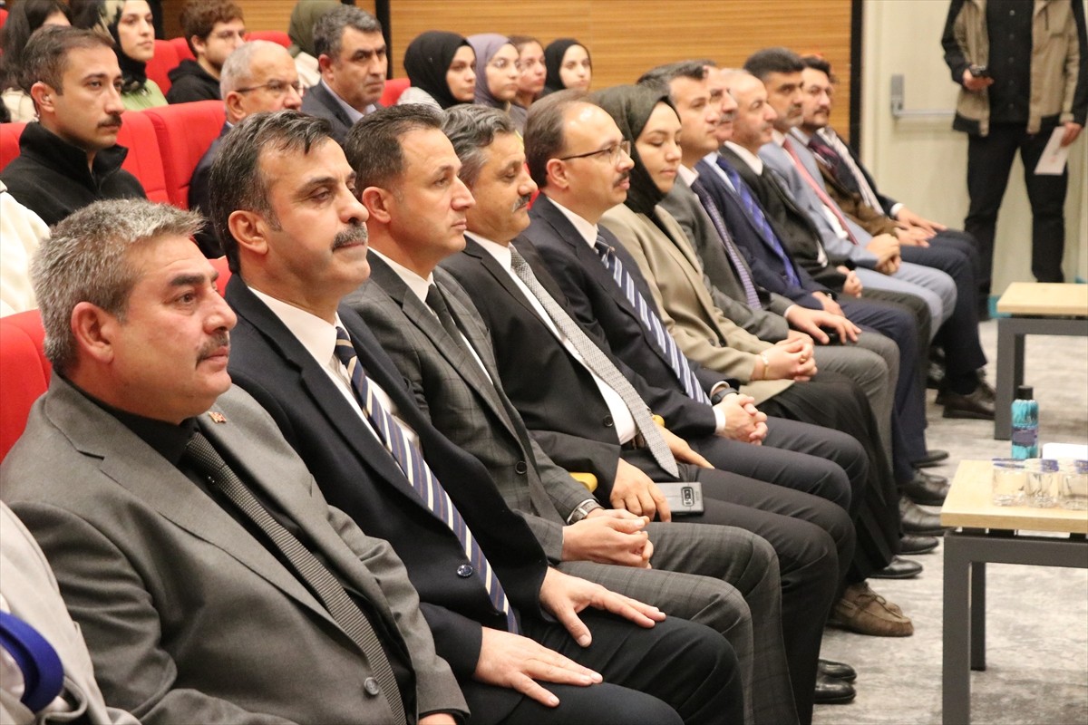 Siirt'te, Turizm Haftası dolayısıyla Tarım ve Orman İl Müdürlüğü Konferans Salonu'nda "Siirt'in...