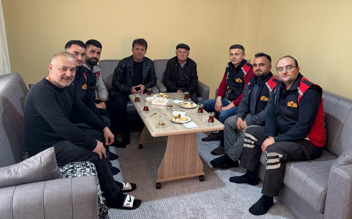 Sinop'un Türkeli ilçesi Belediye Başkanı Veysel Şahin (sol 4), 6 Mart'ta meydana gelen heyelanda...