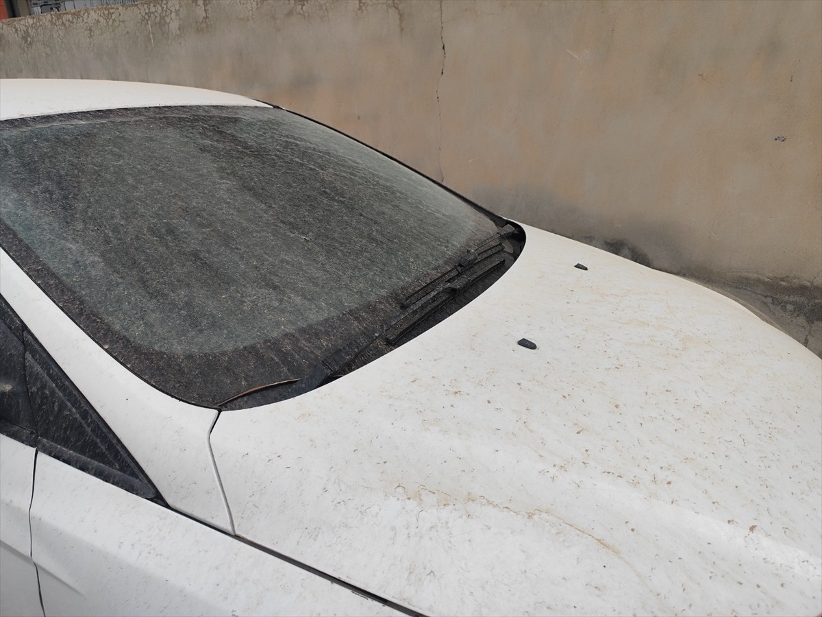 Şırnak'ın Silopi ilçesinde etkili olan toz bulutu yaşamı olumsuz etkiledi. İlçede hafif yağmurun...