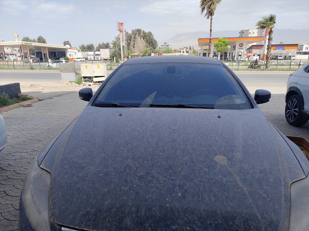 Şırnak'ın Silopi ilçesinde etkili olan toz bulutu yaşamı olumsuz etkiledi. İlçede hafif yağmurun...