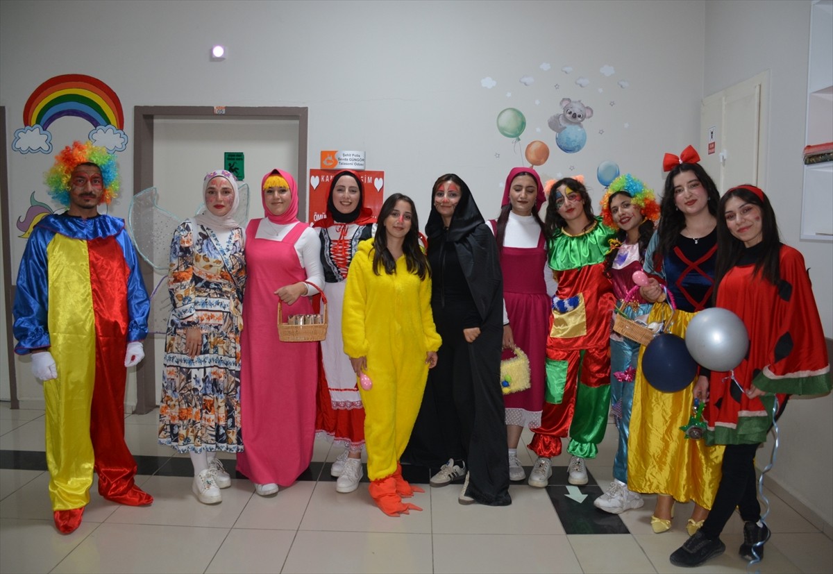 Şırnak'ın Silopi ilçesinde üniversite öğrencileri hasta çocuklar için etkinlik...