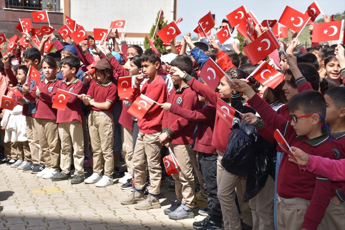Şırnak'ta 23 Nisan Ulusal Egemenlik ve Çocuk Bayramı dolayısıyla askeri bando bir okulda konser...