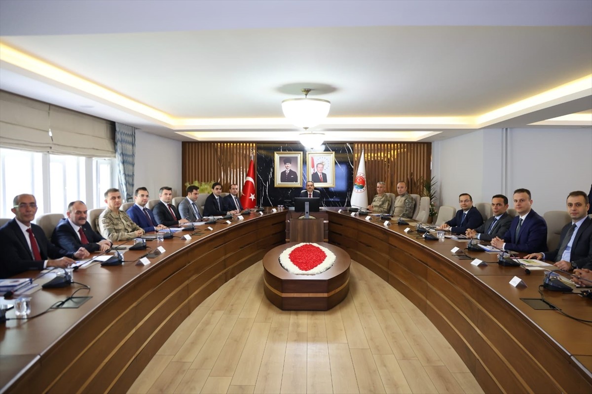Şırnak Valisi Birol Ekici başkanlığında kentte "Asayiş ve Güvenlik Toplantısı" yapıldı. Valilik...