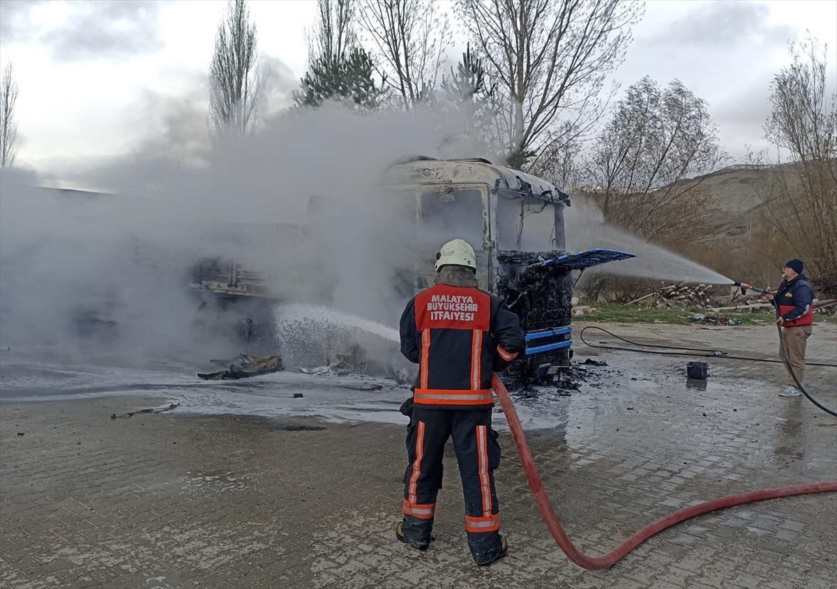 Sivas'ın Gürün ilçesinde tırda çıkan yangın, itfaiye ekiplerince söndürüldü.