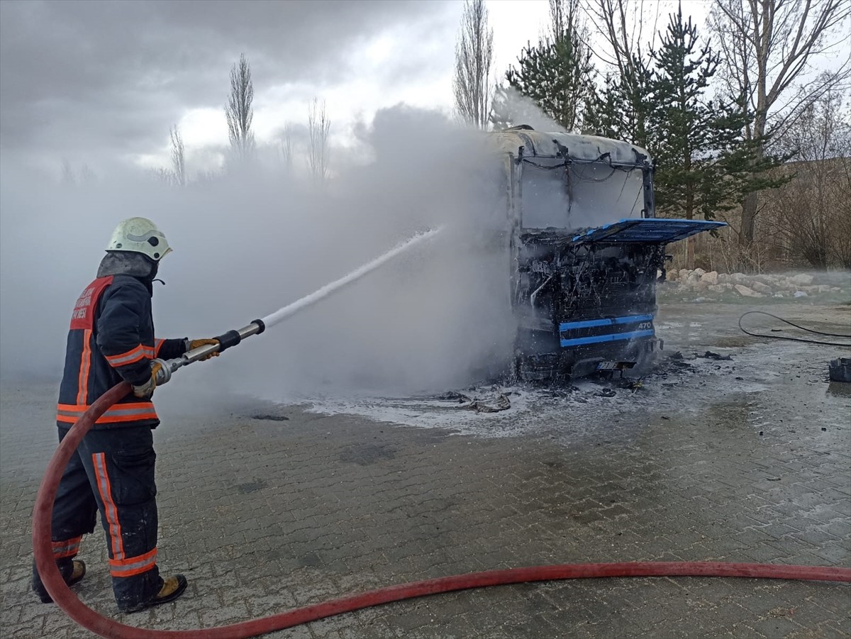 Sivas'ın Gürün ilçesinde tırda çıkan yangın, itfaiye ekiplerince söndürüldü.