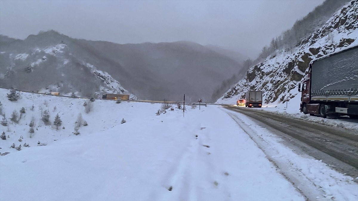 Sivas'ın Suşehri ile Zara ilçeleri arasındaki Geminbeli Geçidi'nde kar etkili oldu.