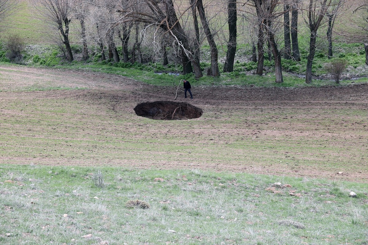 Sivas'ın Yıldızeli ilçesine bağlı Dereköy'de 7 metre çapında, derinliği yaklaşık 8 metreyi bulan...
