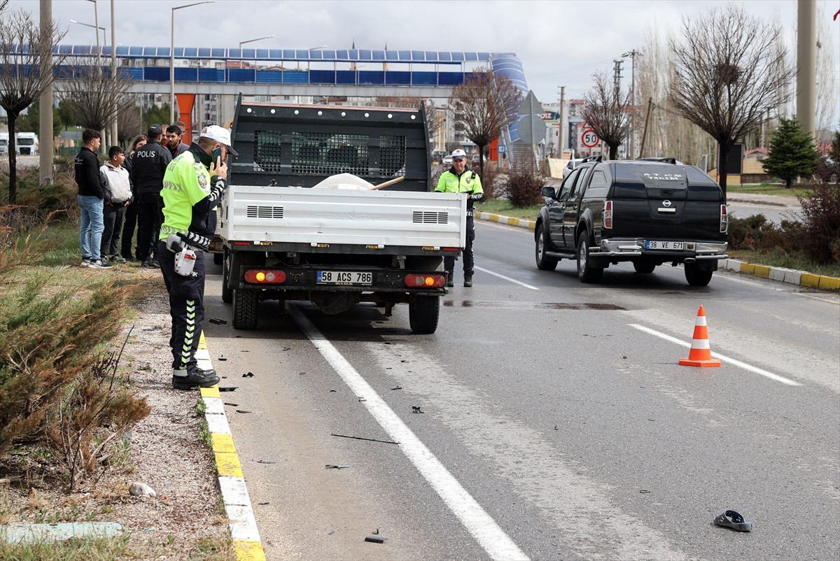 Sivas'ta kamyonetin çarptığı kadın yaşamını yitirdi.