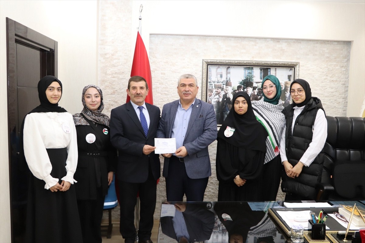 Sivas'ta öğrenciler Filistin için yardım kermesi düzenledi. Kermes sonunda toplanan 116 bin 660...