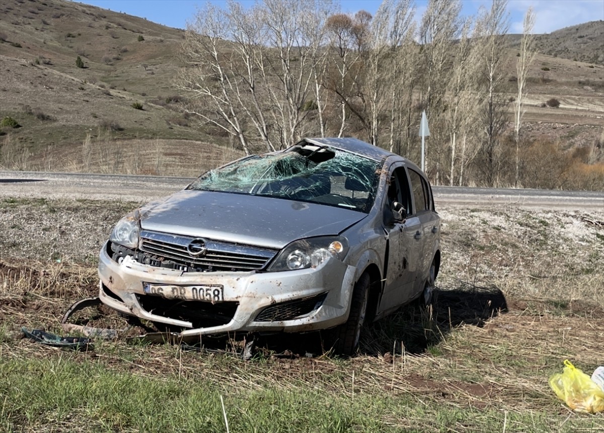 Sivas'ta otomobilin devrilmesi sonucu 5 kişi yaralandı.