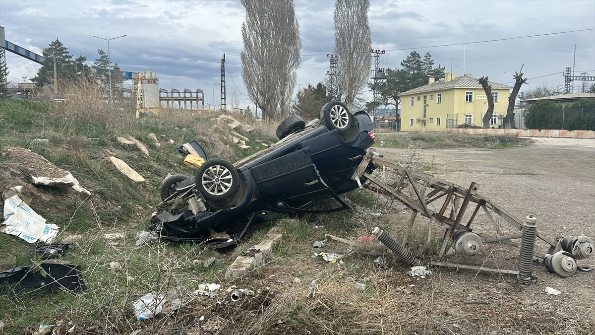 Sivas'ta otomobilin şarampole devrilmesi sonucu 5 kişi yaralandı. Kaza yerine polis ekipleri sevk...