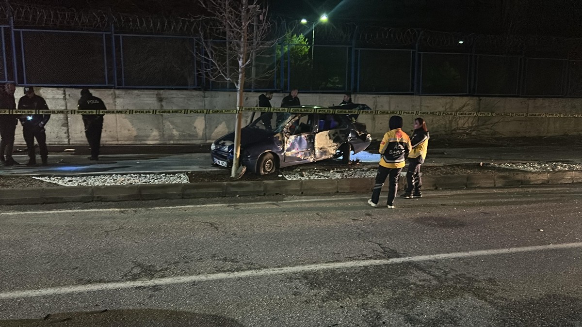Sivas'ta, yol kenarındaki ağaca çarpan otomobilin sürücüsü yaşamını yitirdi.  İhbar üzerine kaza...