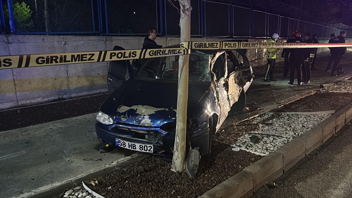 Sivas'ta, yol kenarındaki ağaca çarpan otomobilin sürücüsü yaşamını yitirdi.  İhbar üzerine kaza...