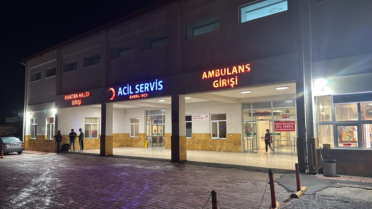 Sivas'ta yurtta kalan 53 üniversite öğrencisi gıda zehirlenmesi şüphesiyle hastaneye...