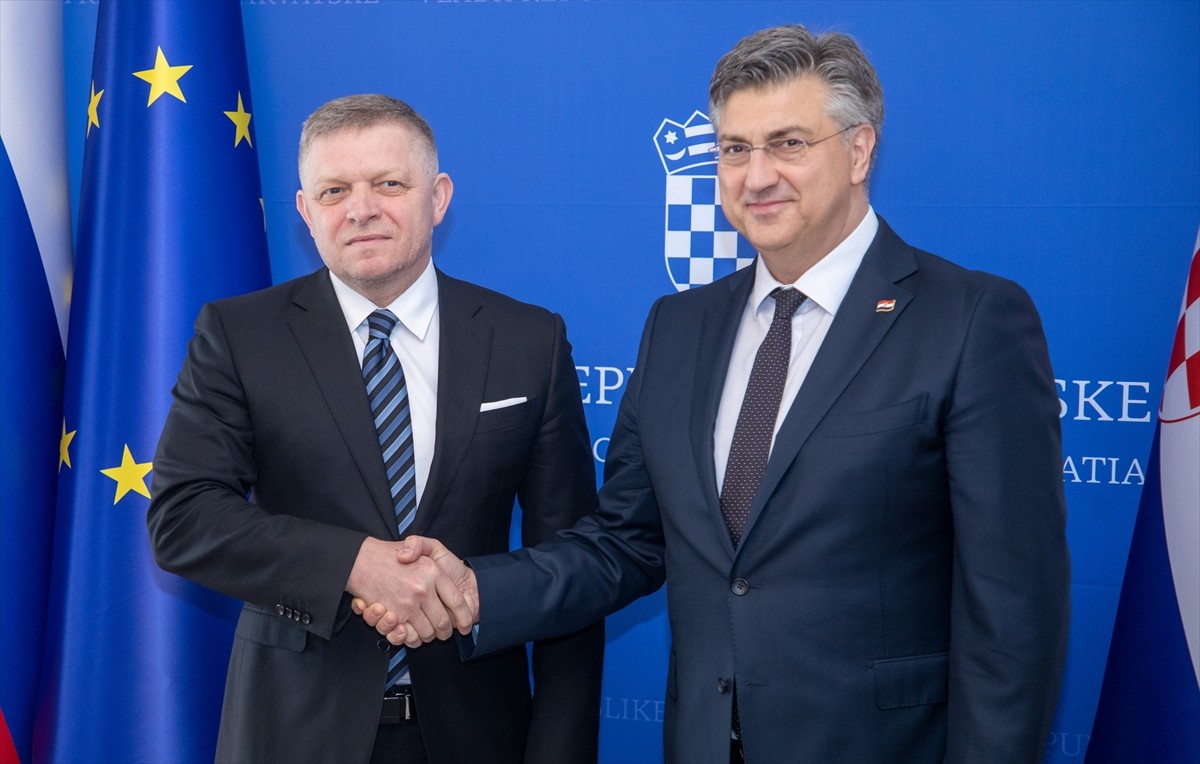 Slovakya Başbakanı Robert Fico (sağ 2), resmi ziyaret için bulunduğu Hırvatistan'ın başkenti...