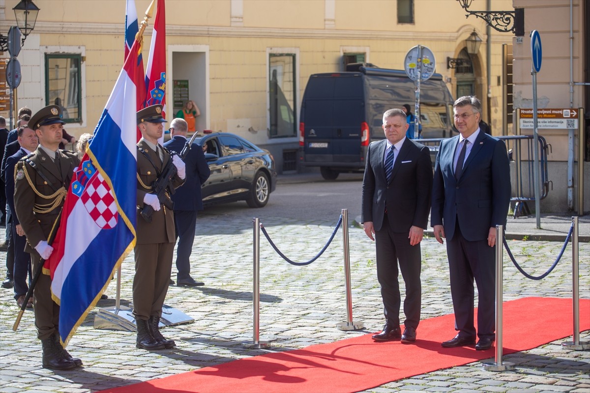 Slovakya Başbakanı Robert Fico (sağ 2), resmi ziyaret için bulunduğu Hırvatistan'ın başkenti...