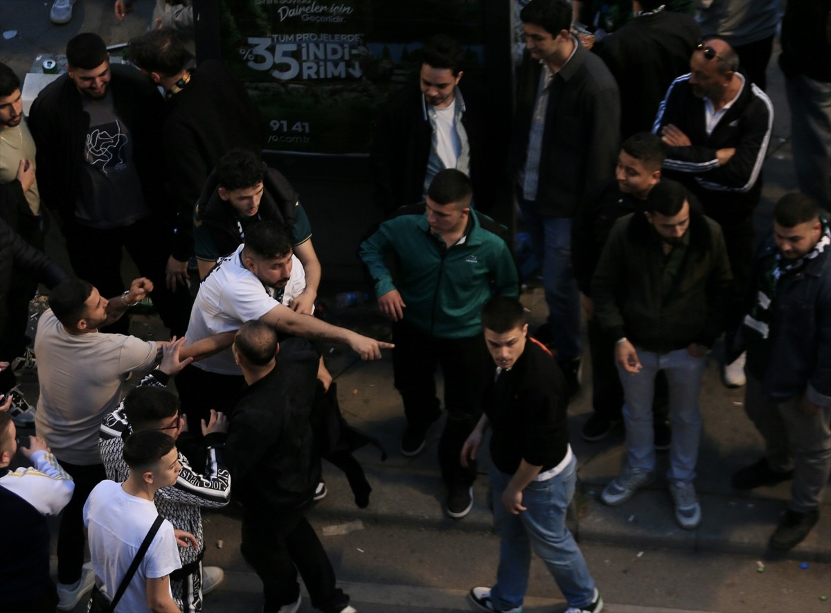 Süper Lig'e çıkmayı garantileyen Trendyol 1. Lig ekiplerinden Kocaelisporlu taraftarlar, Kent...