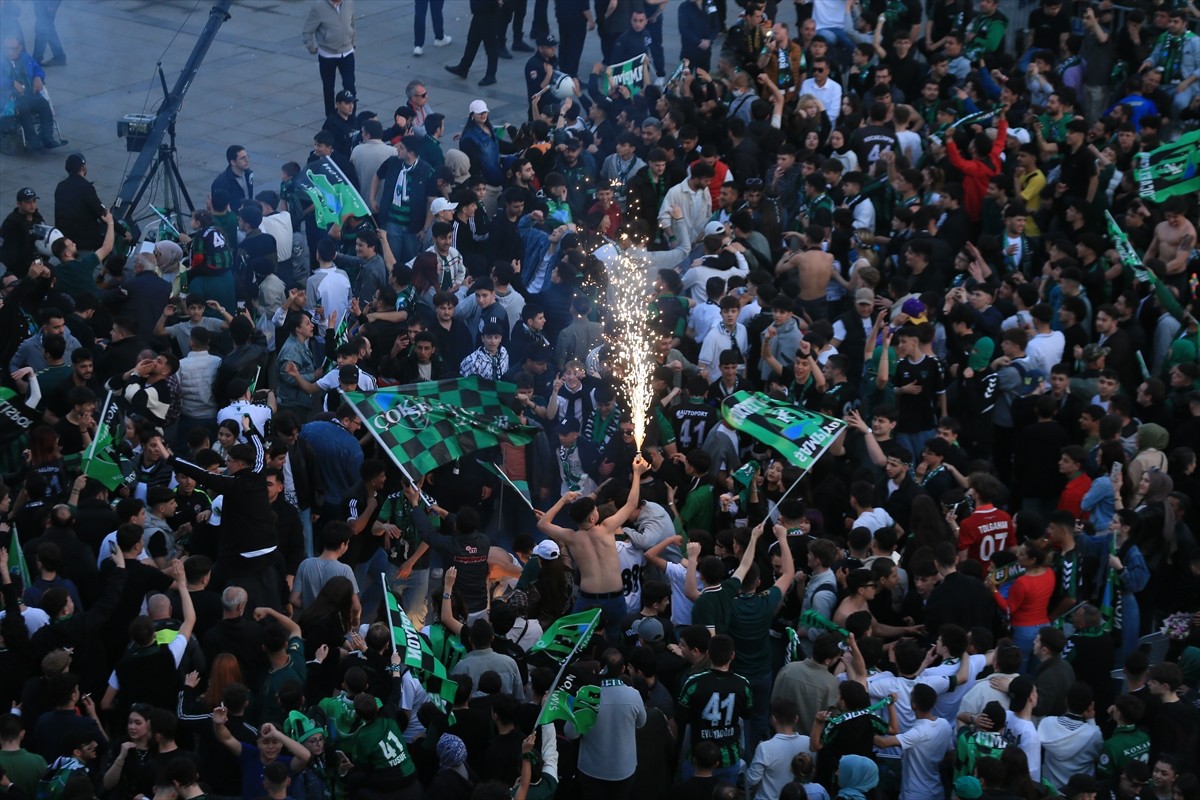 Süper Lig'e çıkmayı garantileyen Trendyol 1. Lig ekiplerinden Kocaelisporlu taraftarlar, Kent...