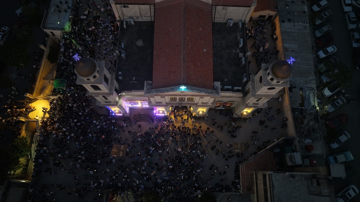 Suriye'de Hristiyanlar, Hazreti İsa'nın çarmıha gerildiği gün olduğuna inandıkları "Kutsal Cuma"yı...